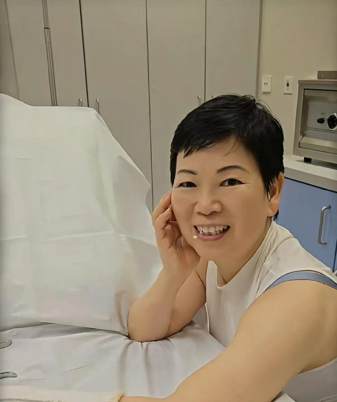 倪夏莲奶奶在训练过程中手臂骨折退赛世乒赛4月29日，倪夏莲奶奶在备战多哈世