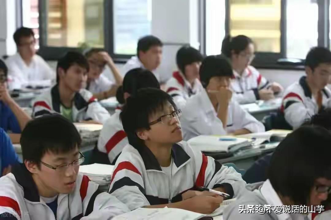 有这八项特征的孩子，说明真的很聪明：特征一：极强的求知欲！这类孩子不是被逼着
