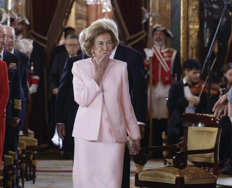 今天西班牙王室举行了一场授勋活动，索菲亚王后和其他三位大佬一同拿到了最高级别的金