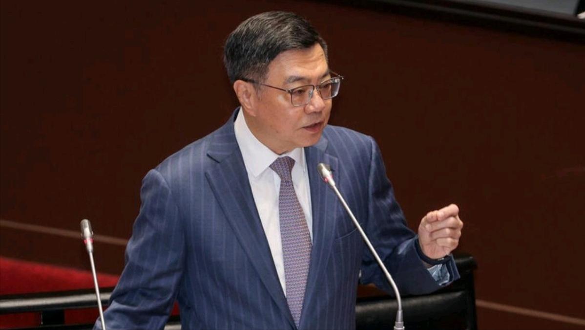 郑丽文要去大陆，卓荣泰坐不住了。3月31日，这位行政机构负责人对着镜头放