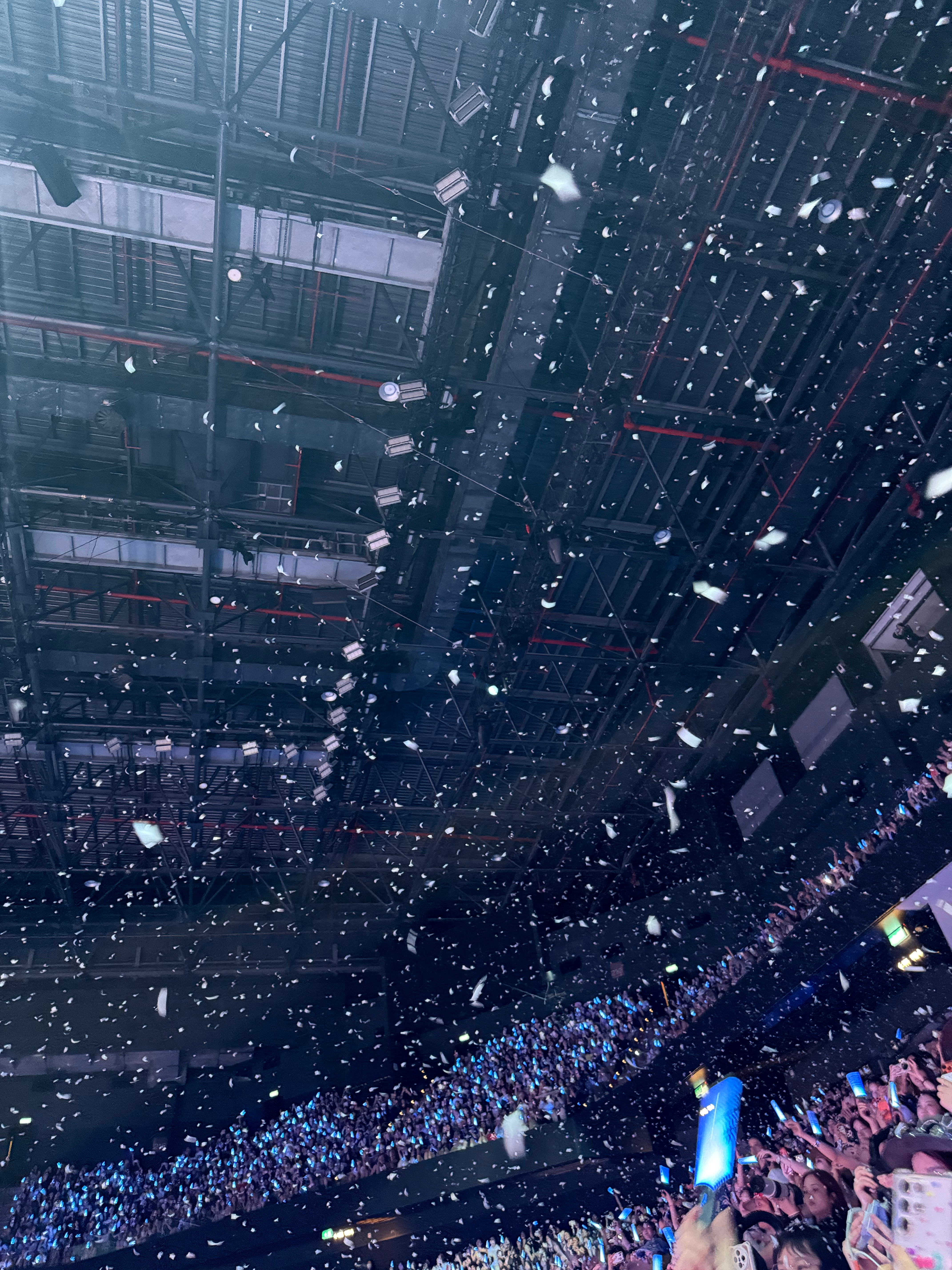 下暴雪了今天雪量太大了
