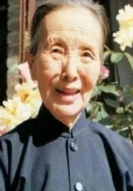 1997年，冰心的66岁大儿子趁着妻子出国，把小40岁的情人带回家过夜，之后更是