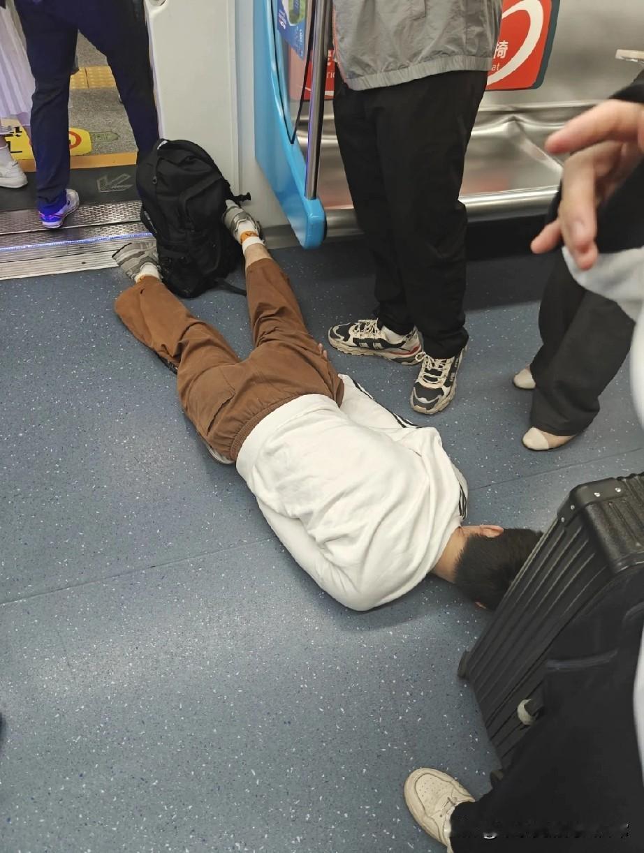 周一地铁里这幕，看得我后背发凉！今早挤地铁差点喊出声——一个穿白卫衣的哥们