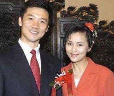 1997年，黄志忠和妻子何音结婚后，在何音的人脉和资源帮助下，事业风生水起。然而