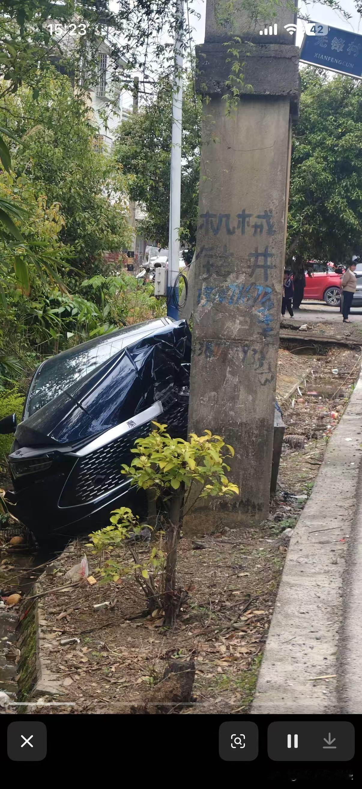 这比亚迪质量真的不行，你看看贵达十万的比亚迪，自己都撞成这鸟样了，柱子竟然还没倒