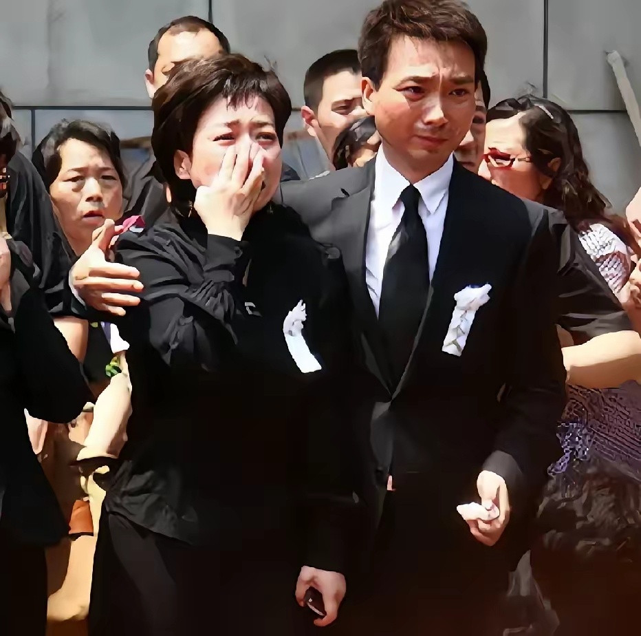 2009年，贺红梅、康辉参加同事罗京追悼会时的一幕。