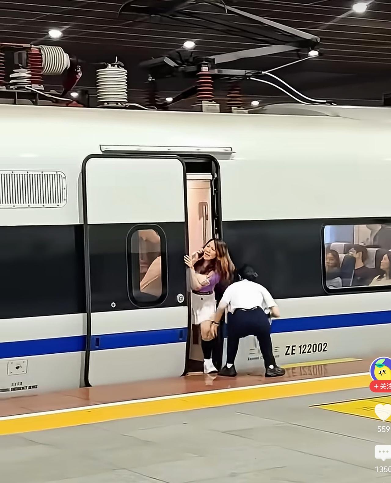 为啥偏要往里拽？往出拽多容易呀，就不会阻挡开车了。