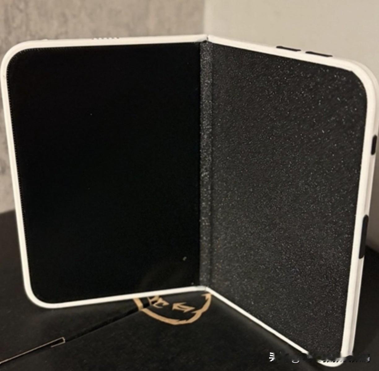 近日有博主曝光了苹果首款折叠屏iPhoneFold的最新模型，这款机型在设计和