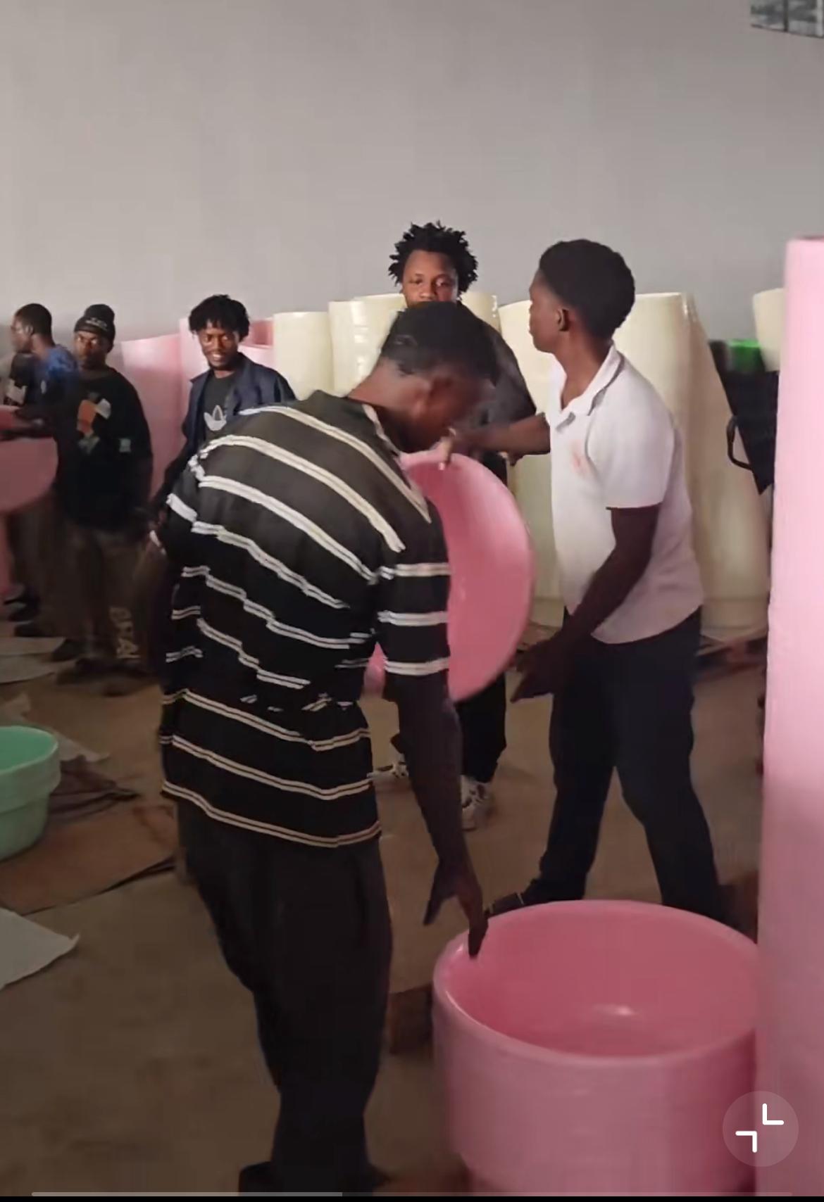 中国老板在非洲赞比亚办塑胶工厂,被非洲工人的工作效率要气哭了。在他工厂的仓库,需