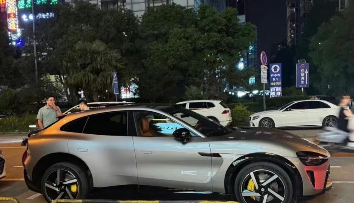 小米yu7停路边真太霸气了这可是一个五米长的suv，比大部分suv都长[流泪