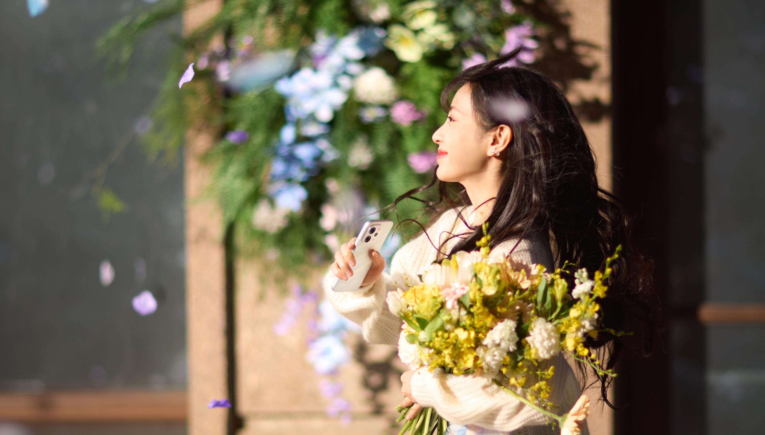 vivoS50系列代言人居然是田曦薇，这也太美了吧，手里的真机应该就是这次的新