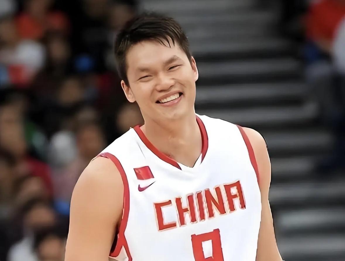 广东宏远男篮荣誉顾问朱芳雨发文反思亚运失利：成绩不会陪任何人演戏，中国篮球该醒醒