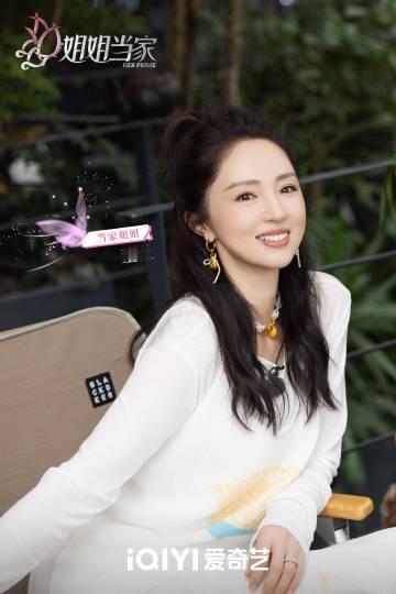 董璇这也太尴尬了，本来是非常开心的和新婚老公张维伊一起宴请一帮兄弟，她还非常动情