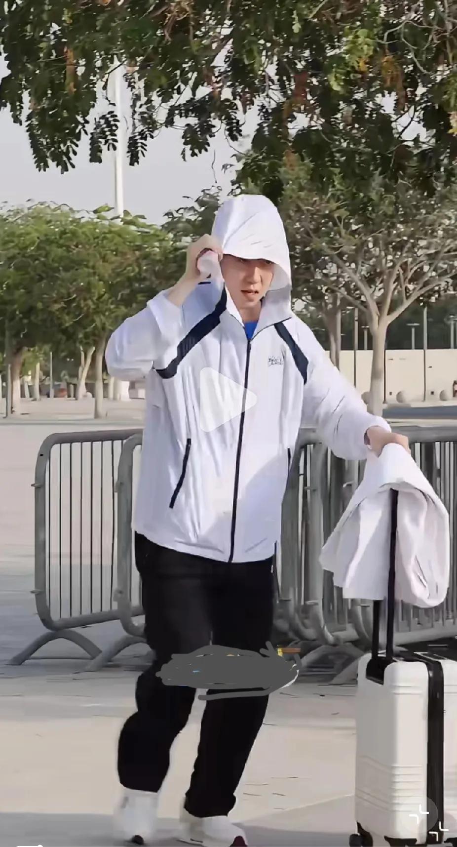 宝子们！瞧咱王楚钦在多哈这阵仗！拖着个小白行李箱，跟赶场子似的。大热天还把连帽衫