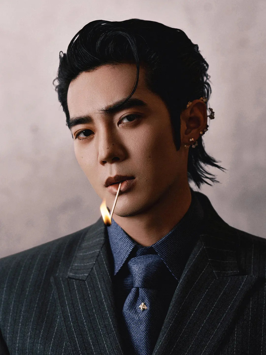 于适VOGUE×GQ香港盛典出发图，很凌厉有张力