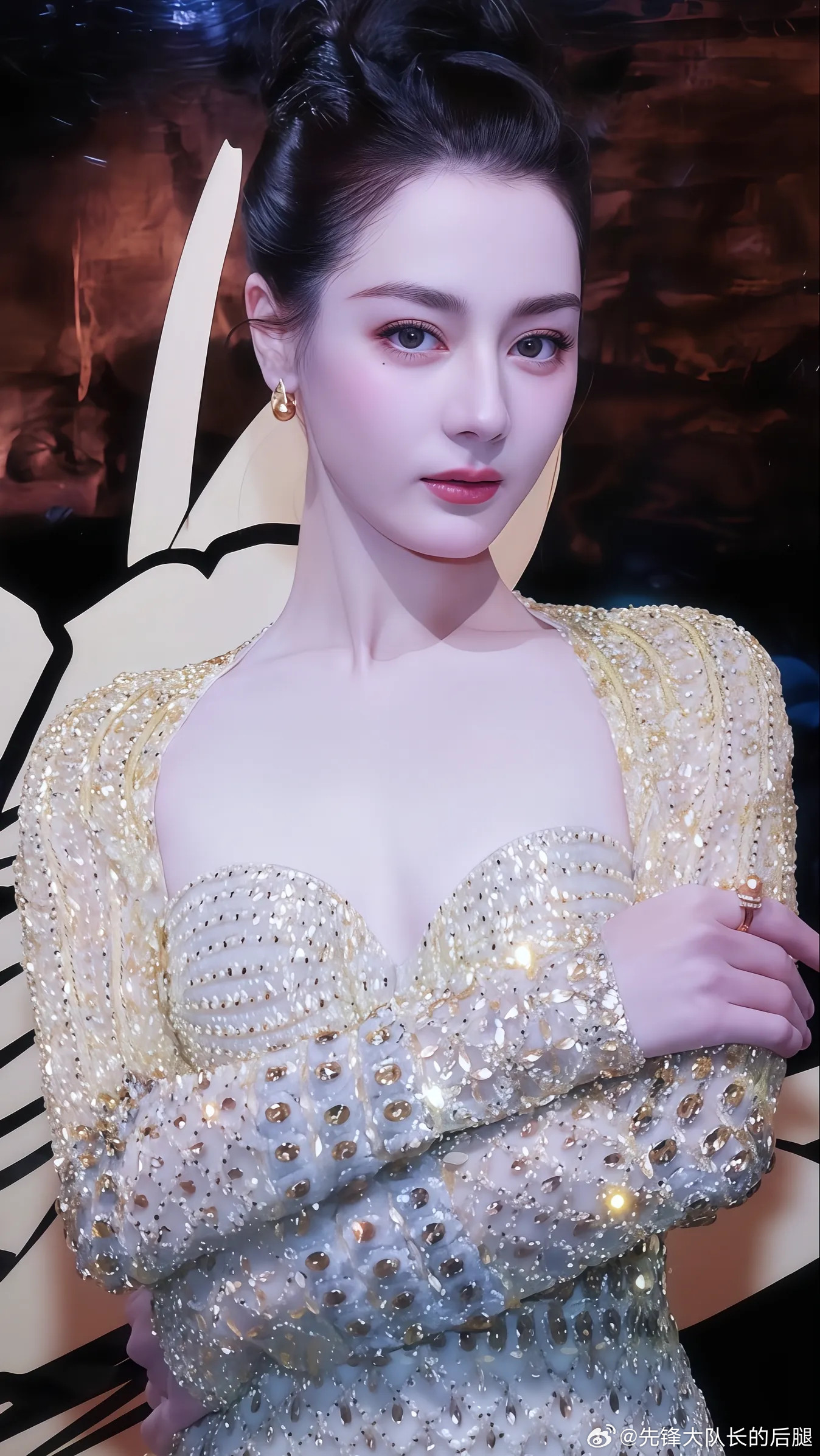 迪丽热巴金色抹胸裙[捂眼睛]​​​