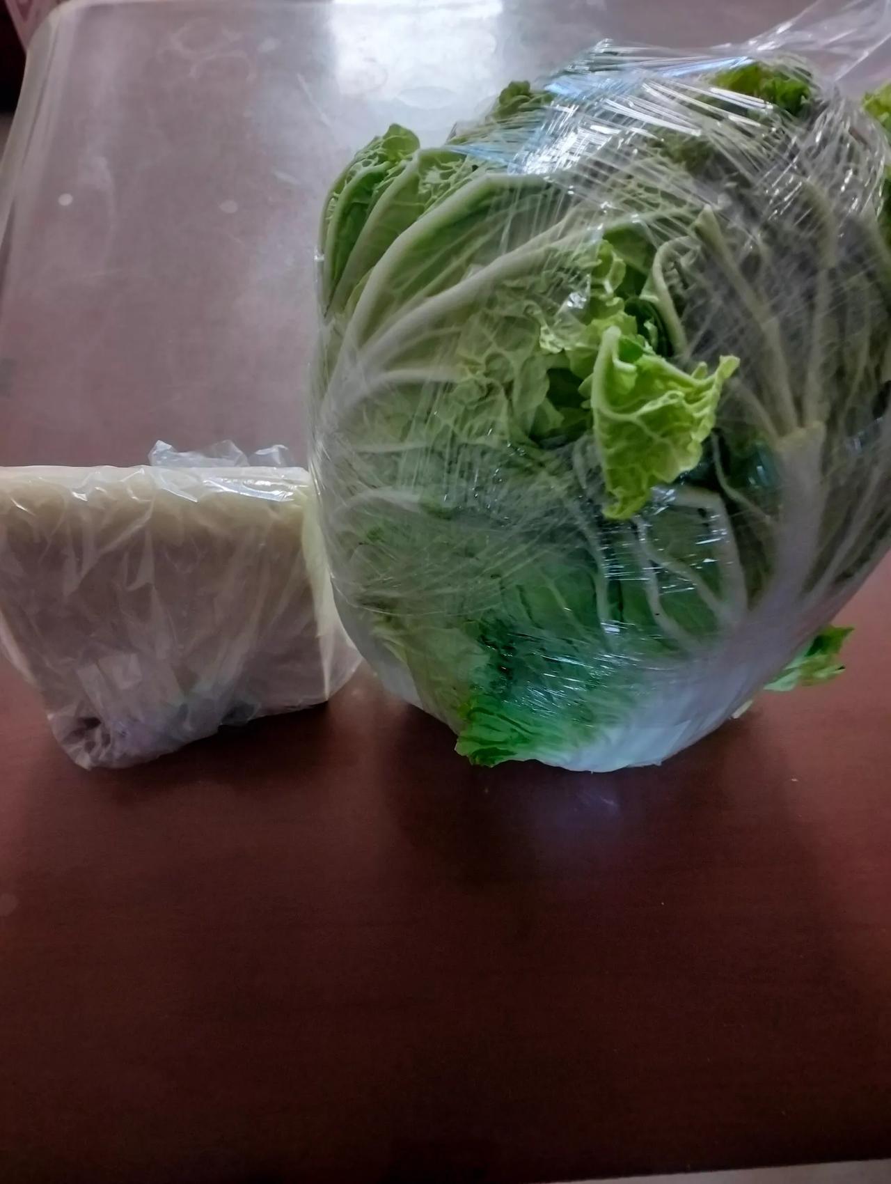 百菜不如白菜，今天晚上吃白菜炖豆腐。鱼生火，肉生痰，白菜豆腐保平安；白菜，