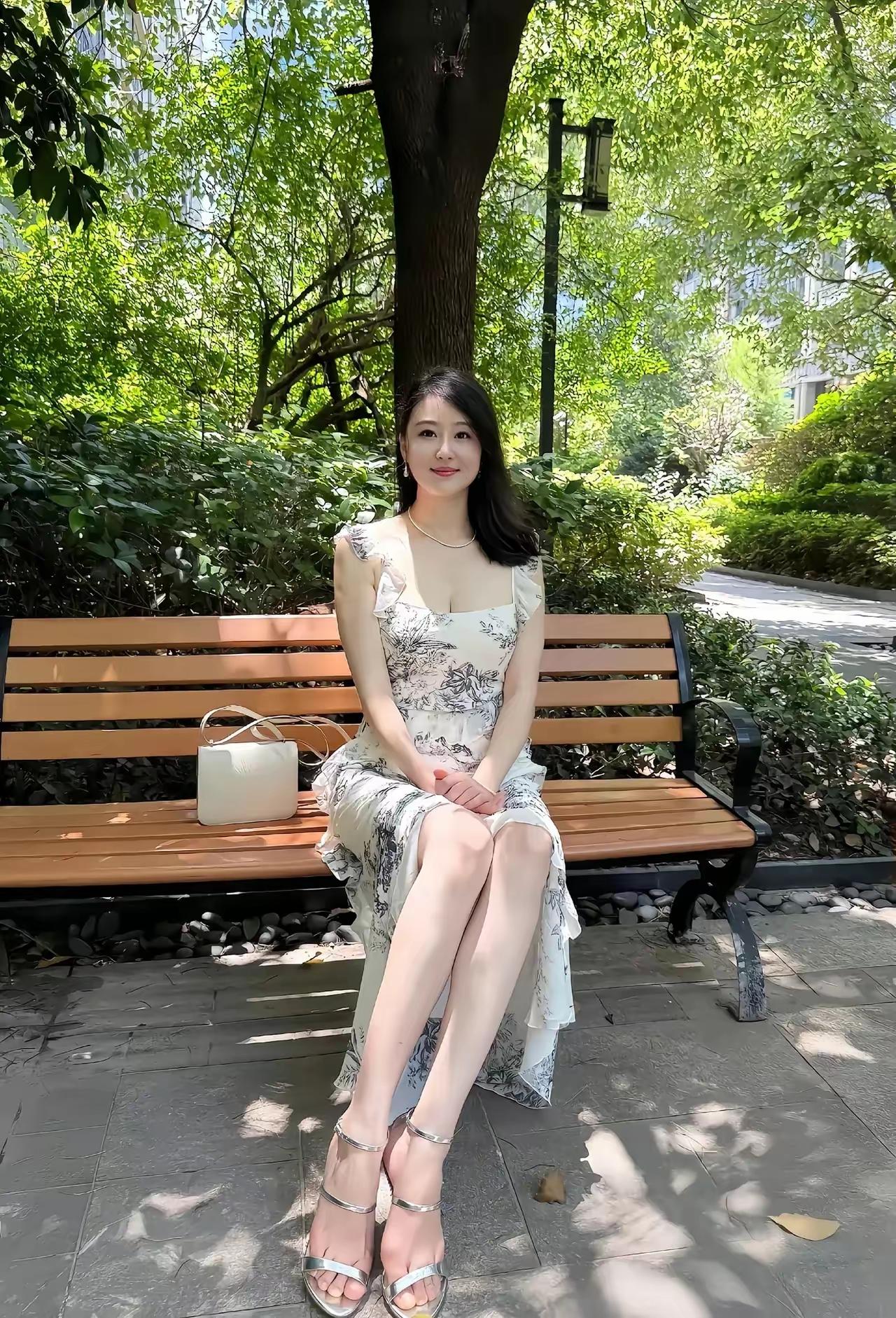 夏日清新穿搭，公园长椅上的优雅时光🌿👗👠