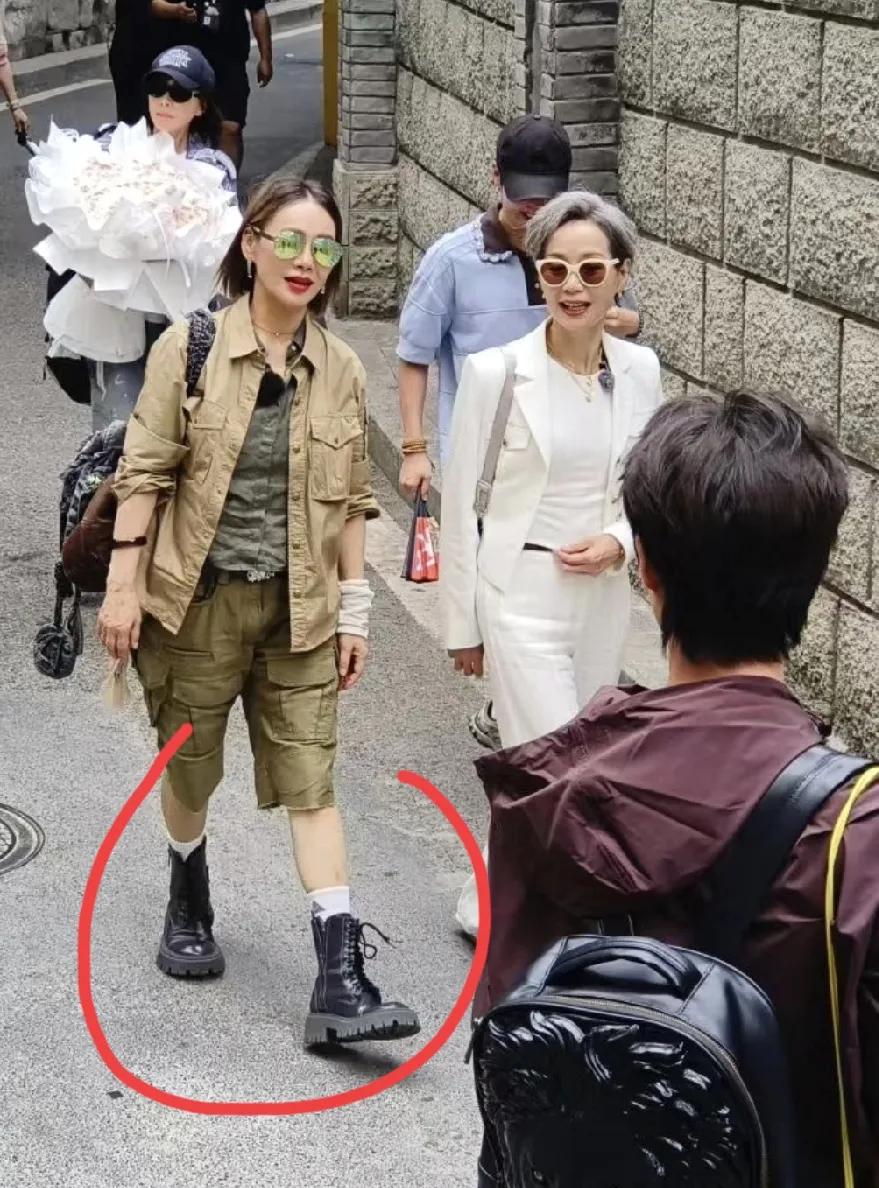 拜托，把宁静这种又重，又黑不溜秋的马丁靴统统丢了吧。要紧的是，现在满大街女孩子