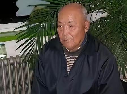 1986年，湖南一农民怀着激动的心情去北京见战友，结果警卫不让进，他便急道：“我