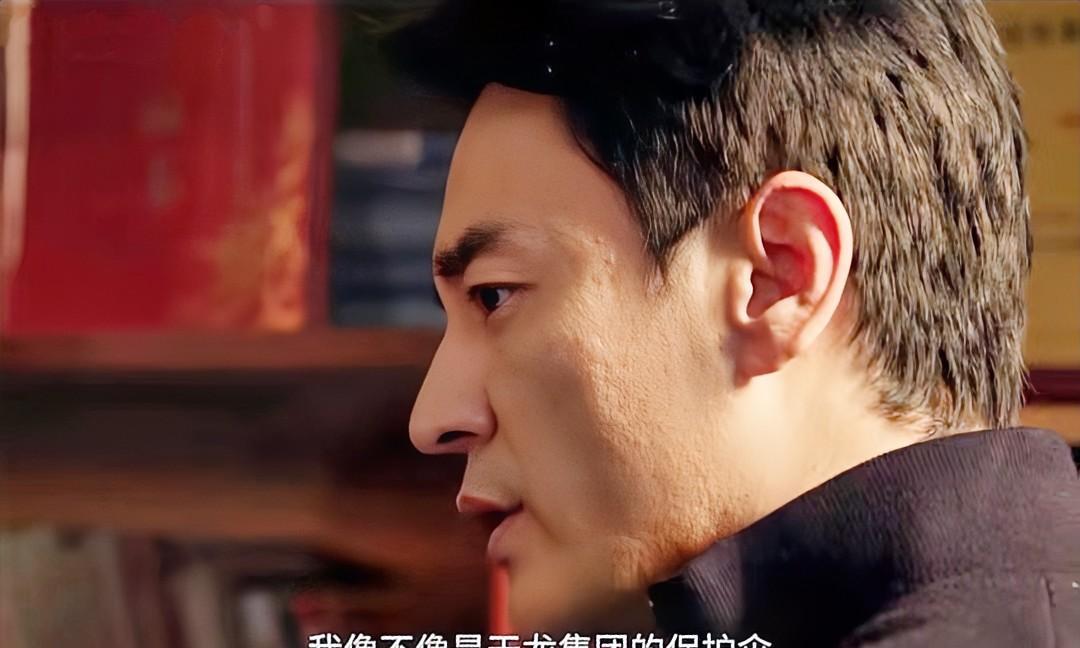 《以法之名》看到第30集，李人骏被专案组约谈，他为了保住柳韵，坚称万海案没问题，