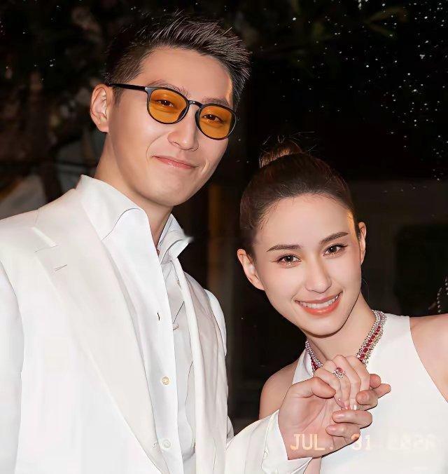 窦骁何超莲广州茶楼吃饭被偶遇，窦骁帅气十足，何超莲打扮低调！