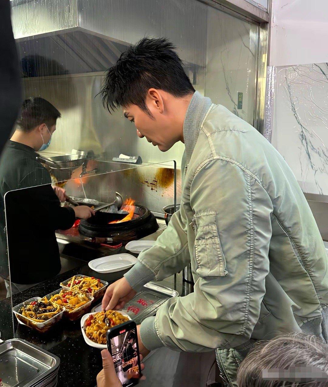 47岁李晨现身广西柳州，他站在街边吃螺狮粉，把车盖当成餐桌，一个人吃四大碗粉，胃