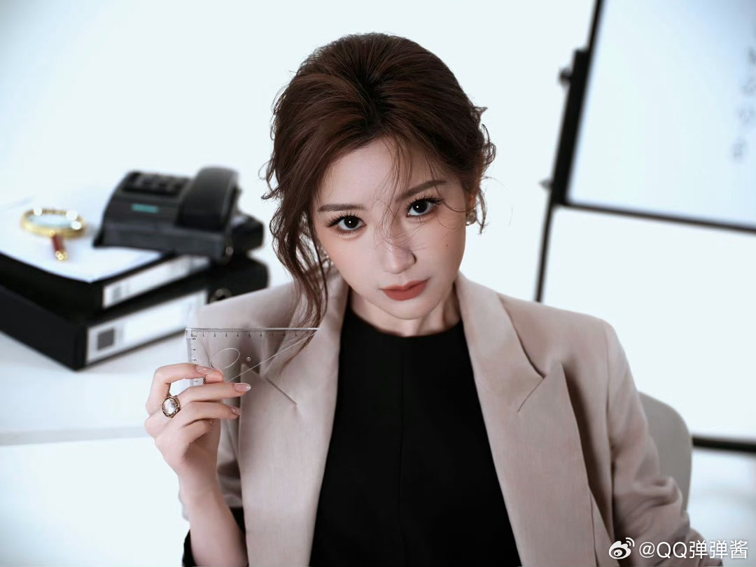 毛晓彤这组完全妈咪级别毛晓彤这组造型太有妈妈范儿啦！温柔又优雅，完全就是妈咪级别