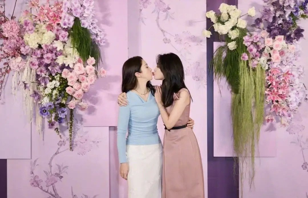 董璇到佟大为家做客，为闺蜜关悦庆47岁生日，俩女神同框颜值杀疯！