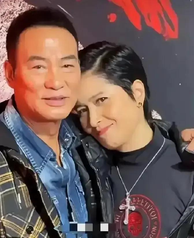 最顶尖的信任，是敢于把醋坛子砸了。70岁的任达华被老友邵美琪当众搂住亲了一口，