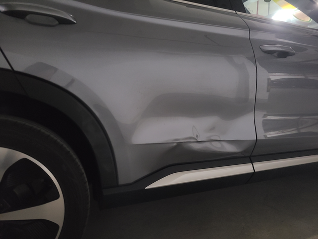 新车一血痛啊求维修经验10来年没开车，提了车第三天右后车门就蹭停车场柱子上了。