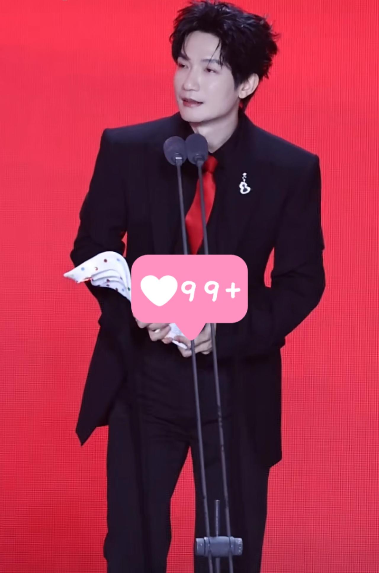 芭莎之夜陈楚生斩获最佳男歌手，十九年坚守，音乐初心不改。芭莎之夜颁奖现场，陈楚