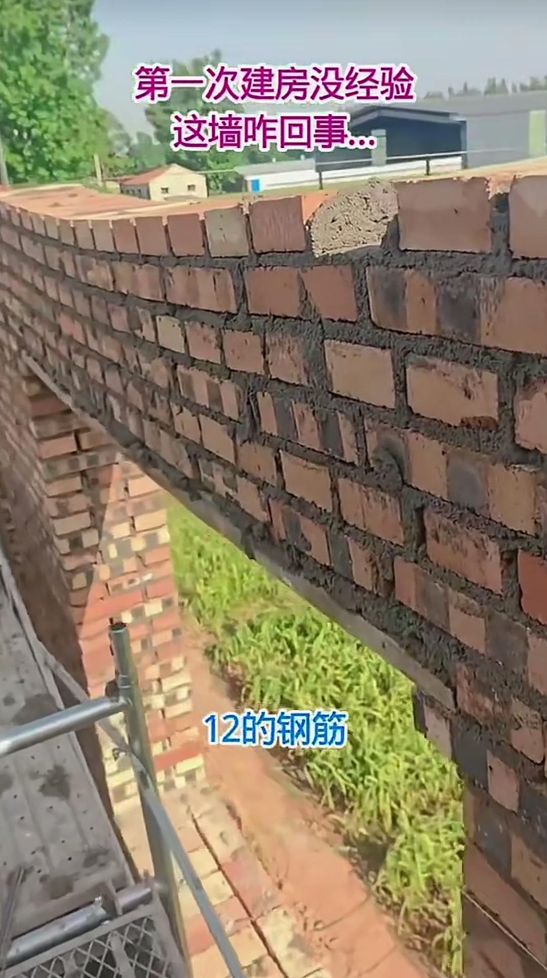 邻居首次建房，缺乏经验，未提前预制门窗过梁。师傅砌完窗洞后，直接采用钢筋砖带，放