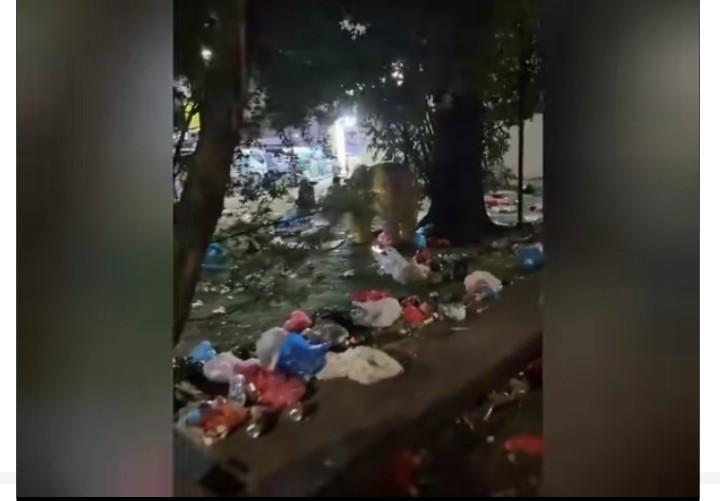 印度人在新加坡过“屠妖节”作妖，现场垃圾遍地。在以高额罚款闻名的新加坡，这无疑属