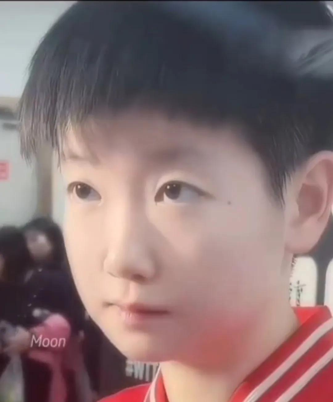 孙颖莎：可爱在骨，魅力在心孙颖莎的可爱是多面立体的，如同璀璨星辰，每一面都散发