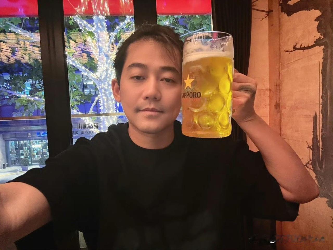 10月1日，苏醒发文说：“节日快乐，真的太大杯了。​​​”没想到醒哥酒量这
