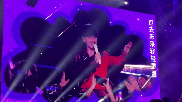 谁被周传雄的流水线式握手中蛊了？从舞台到控台逐个宠粉，“握完你的握你的”不搞区别