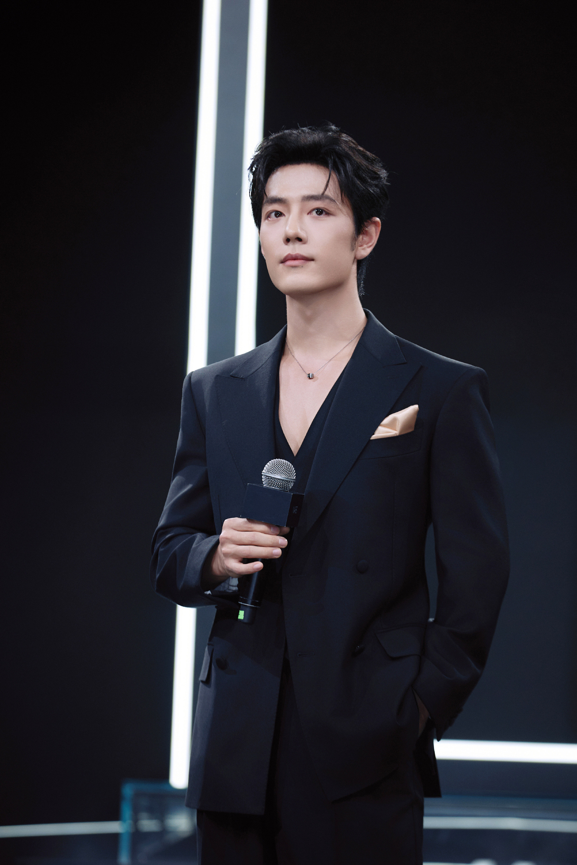 1.肖战的《十日终焉》项目进展顺利，预计四月初在青岛开机，正午的战争剧《重庆号》