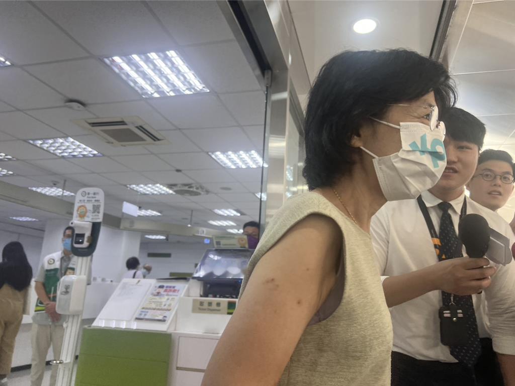 民众党筹钱中!陈佩琪赴银行汇款「笑容藏不住