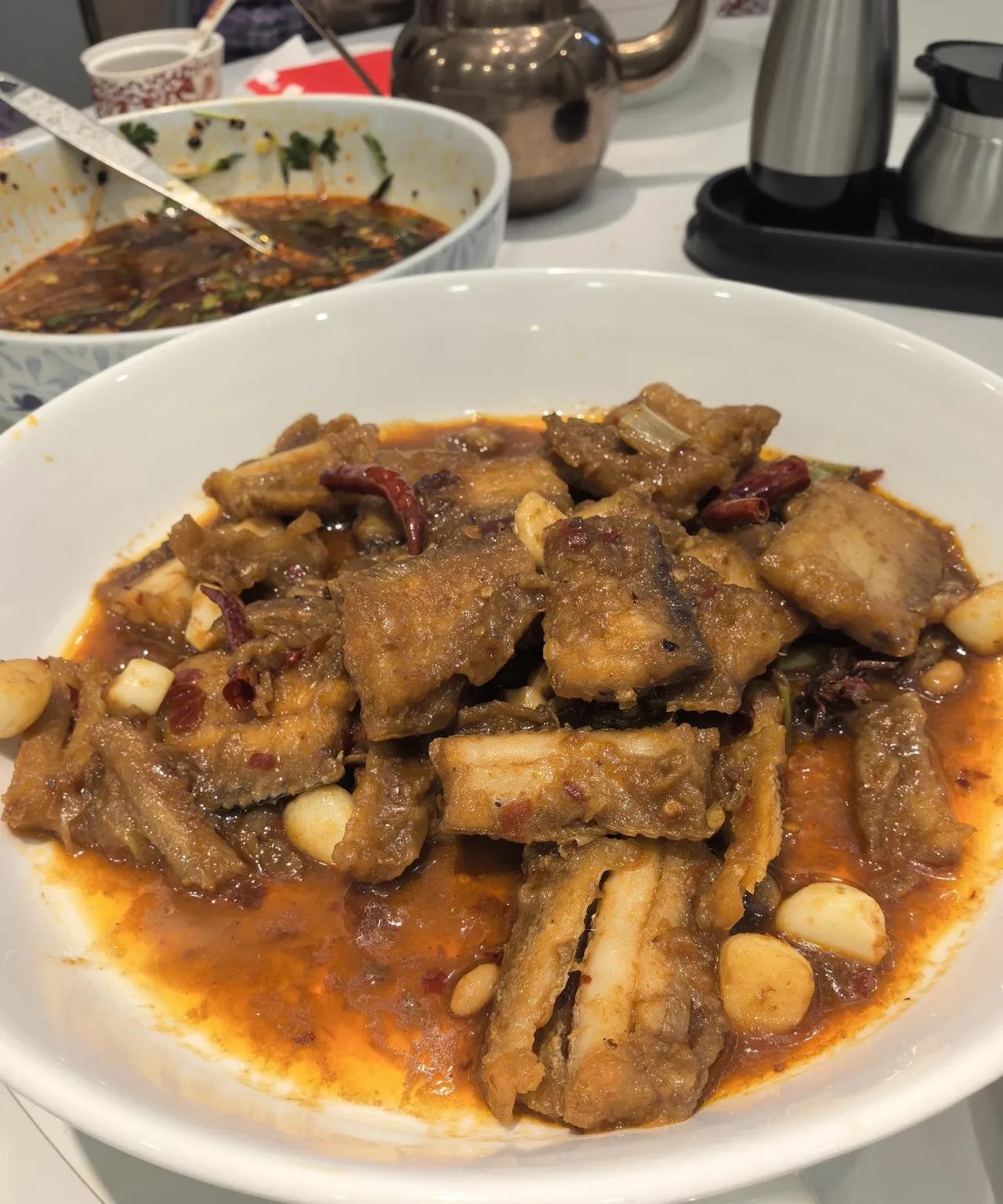 今天饭桌吃饭的时候老公又委婉说起再有一个孩子就更好了，我桌子下面使劲踢了他一脚。