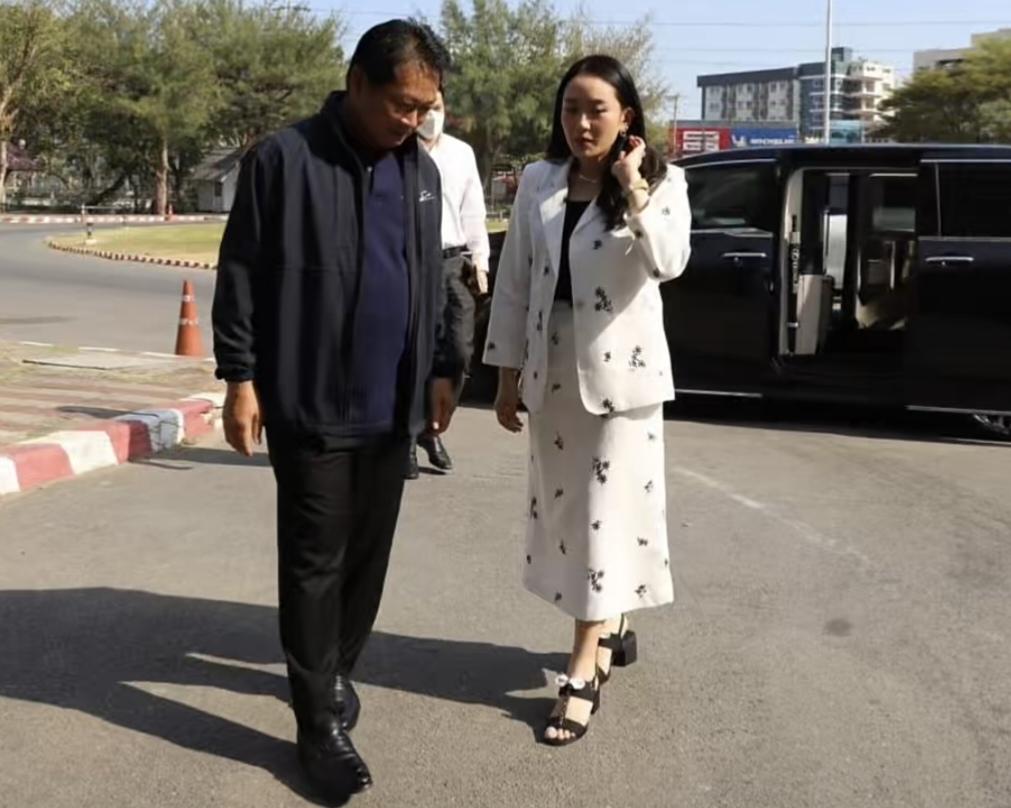 1月29日，佩通坦携丈夫皮塔卡探望父亲他信。上次探望时间是1月11日，快20天了