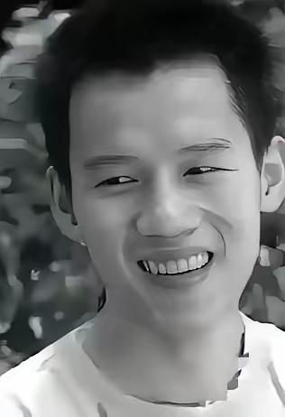 🌛2003年的珠海，保安韦兆安冒死救下正被3名歹徒侵犯的女教师，谁知两年后