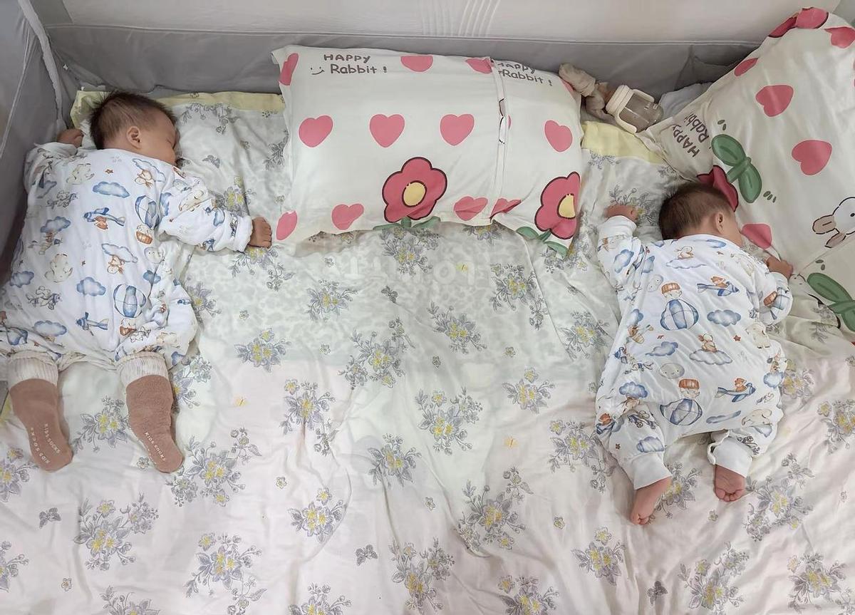 一岁宝宝爱趴睡，不是闹脾气，是真舒服。以前躺着睡，现在趴着翻来覆去，家里老人直