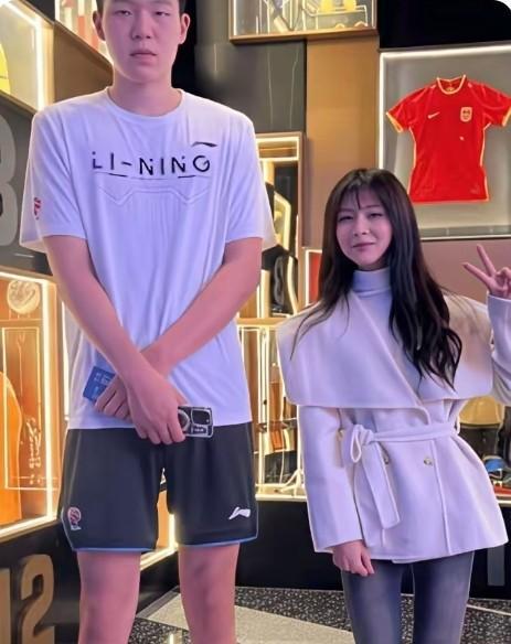 杨瀚森去美国练球了，girlfriend辞了工作，全程陪跑。有人骂：恋爱脑