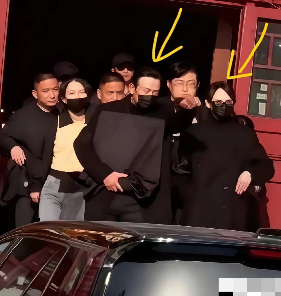 没人觉得罗晋唐嫣这波“错峰顾家”，才是内娱真感情的天花板吗？罗晋父亲的葬礼上，