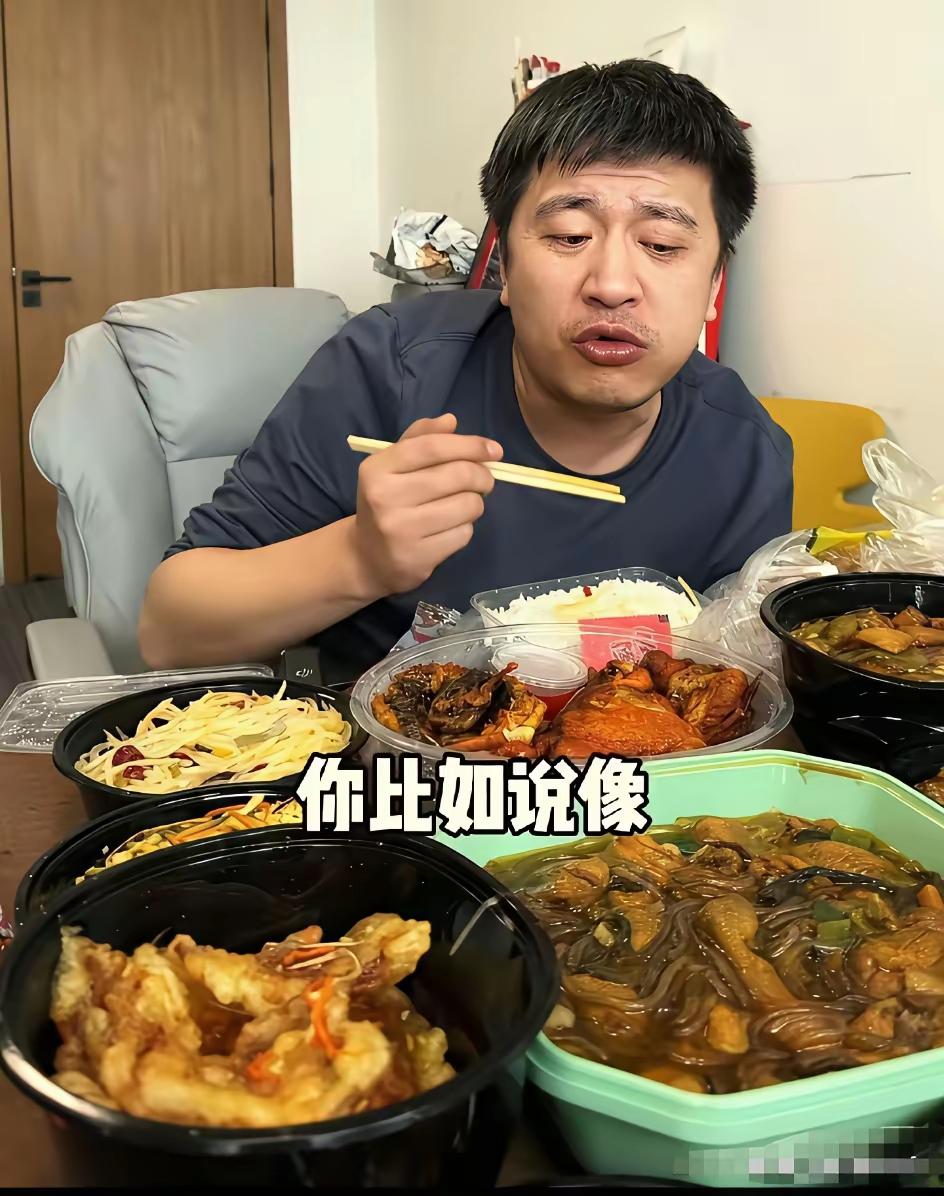 张雪峰老师离世前的最后一顿午餐。他吃的是外卖，面前摆的全是塑料盒子。看不到绿色蔬