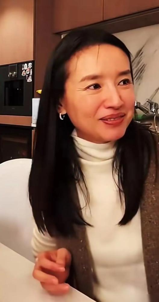 董洁拔掉那颗虎牙时，杀死的不是灵气，是过去的自己。那张人畜无害的初恋脸，曾是