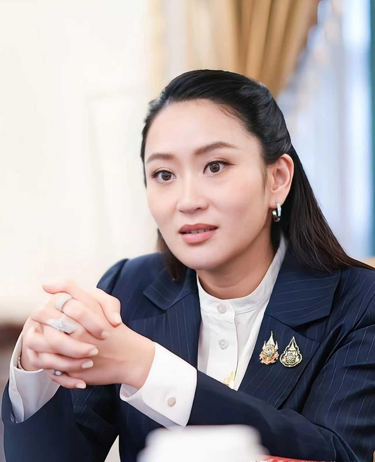 佩通坦跟姑姑英拉的情况完全不同，英拉被查贪污案跑了国外，而佩通坦没案子还能回国。