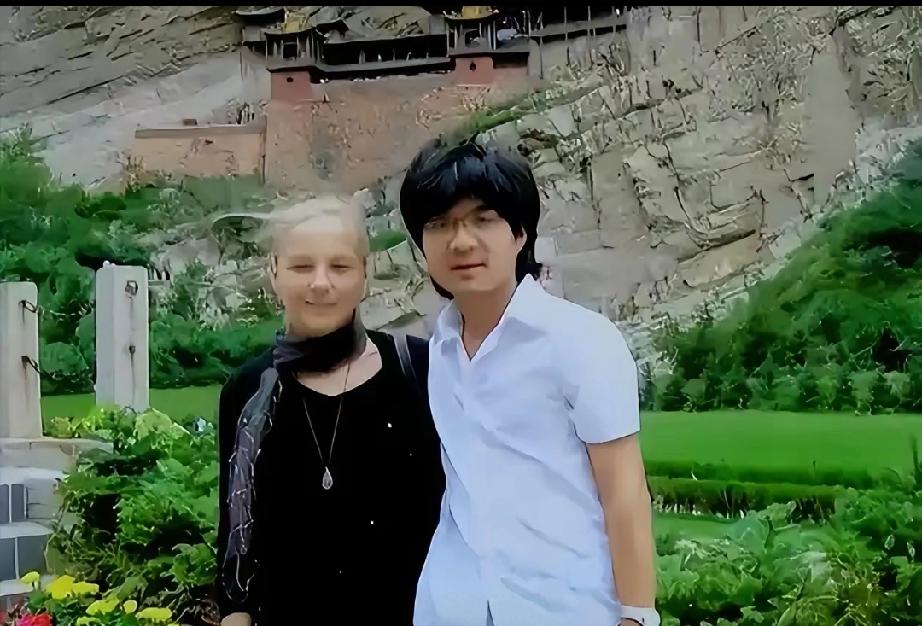 2008年，28岁北京独生子王荻不顾反对，执意要娶50岁德国女教授舞忒，母亲气晕