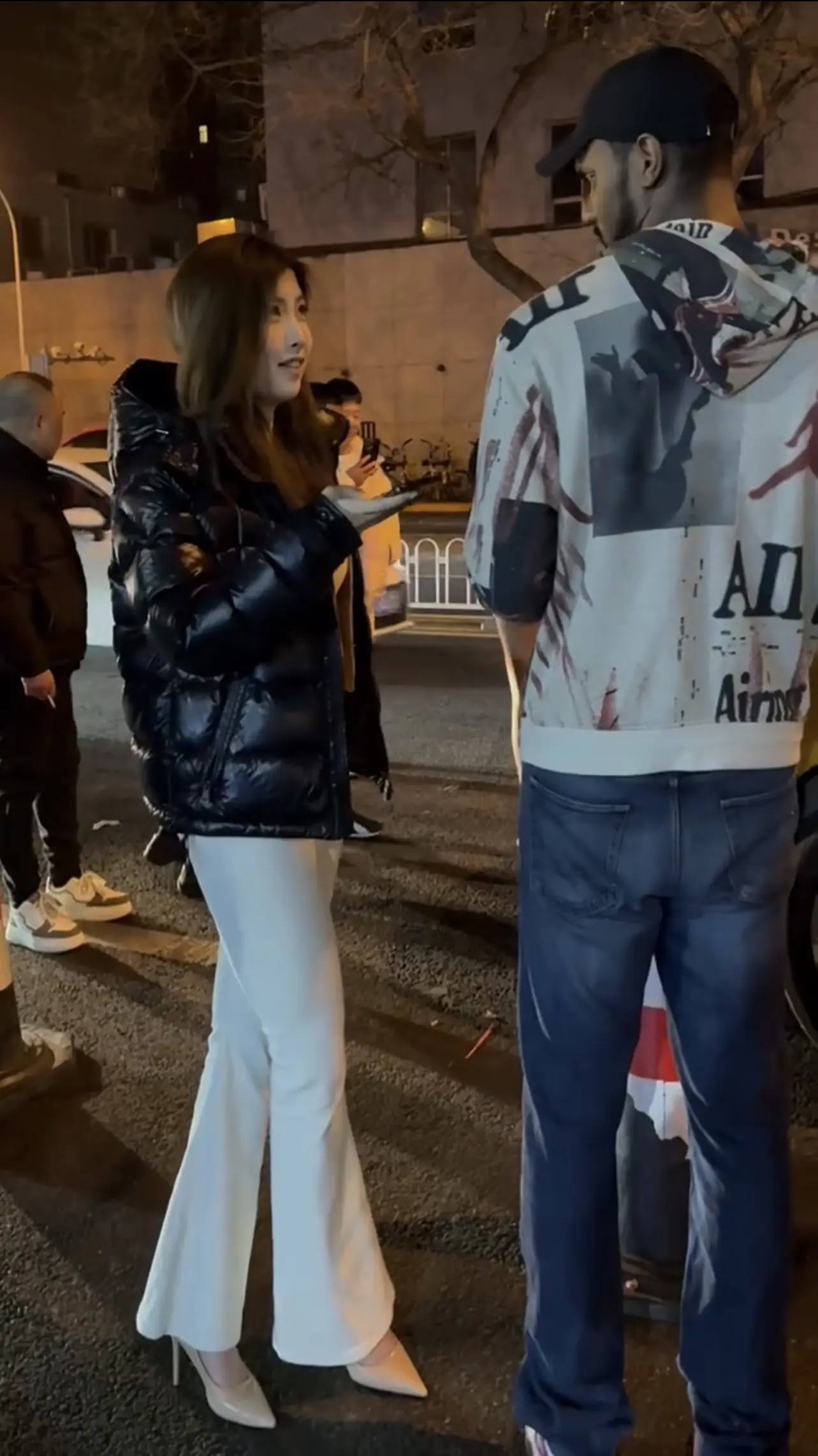 你们仰视的大长腿美女，此刻眼睛里是带丝的